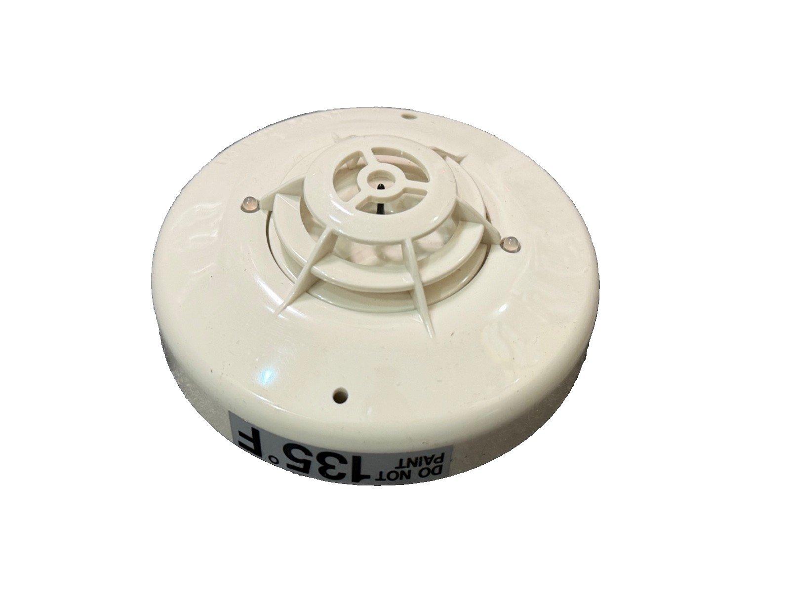 White 135°F heat detector for fire alarm systems, ceiling-mounted with 'Do Not Paint' label