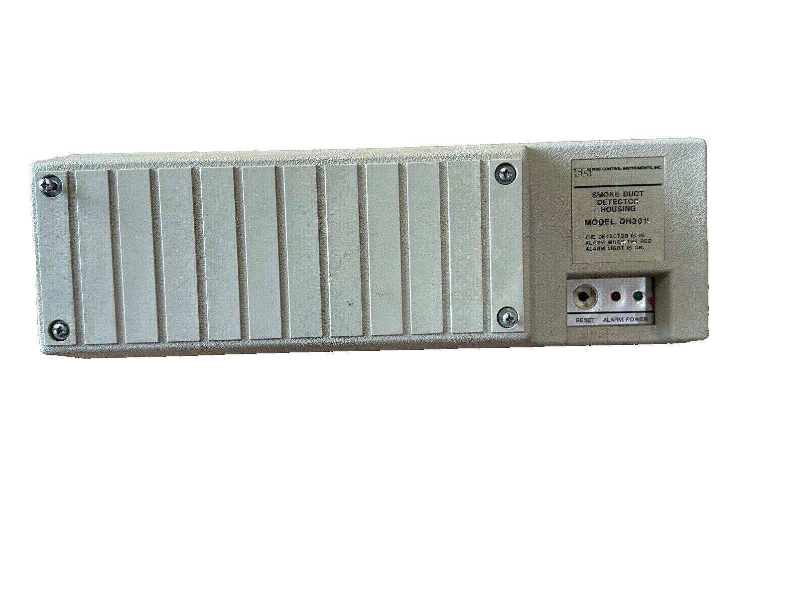 Smoke duct detector housing model DH301 for fire alarm systems with reset and power indicators