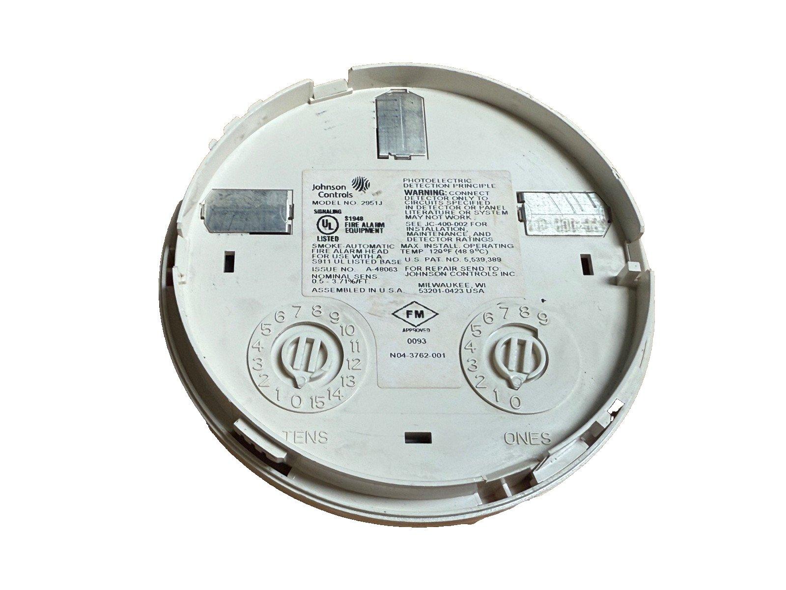 Johnson Controls 2951J smoke detector head, photoelectric fire alarm equipment with UL listed certification