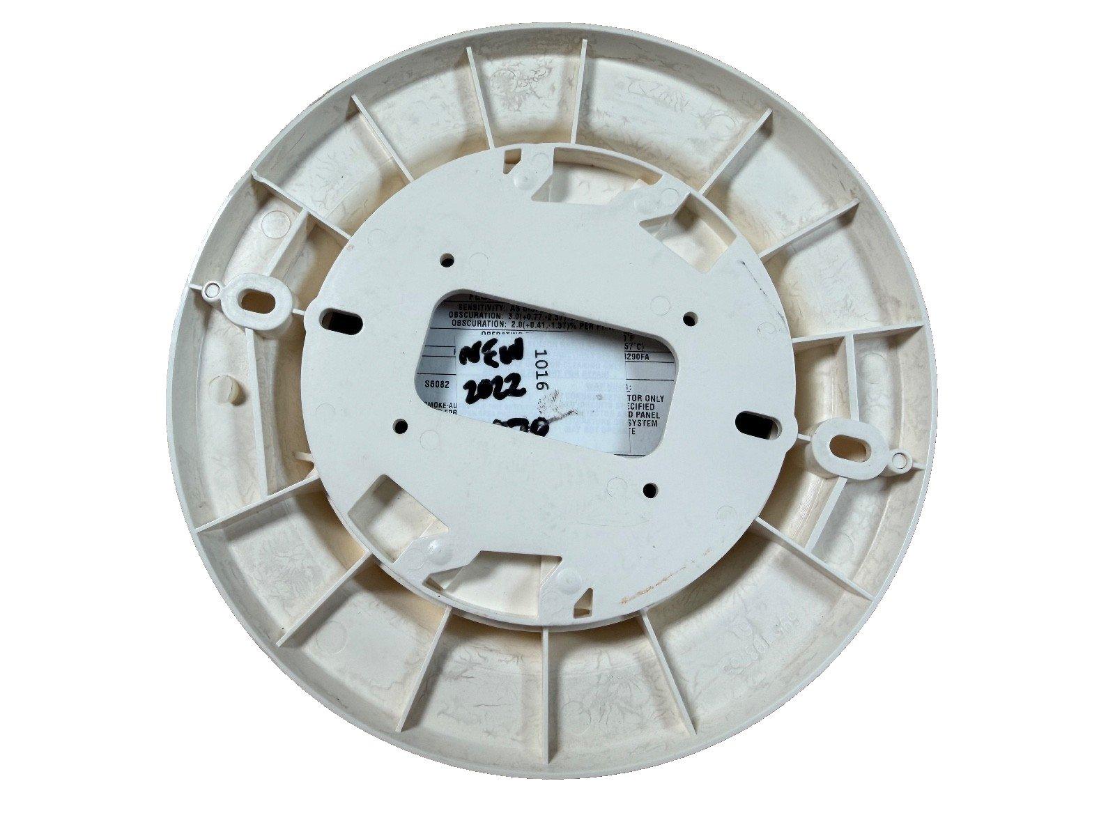 New S6082 smoke detector base for fire alarm systems, white plastic mounting bracket with label